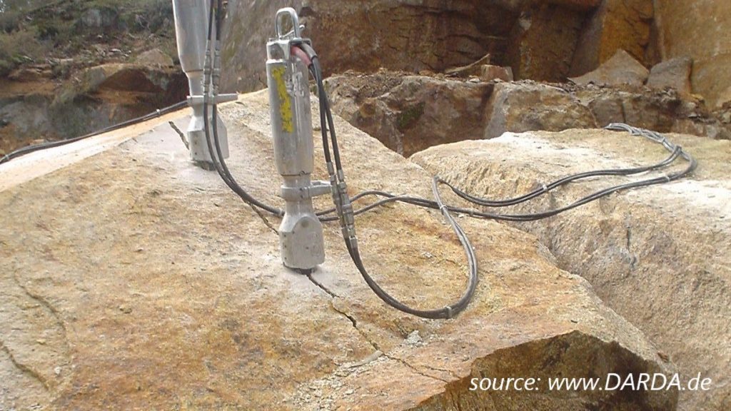 Rozlom kamene hydraulickým klínem DARDA